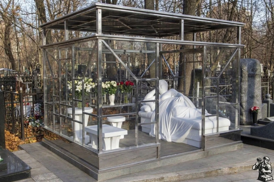 pamyatnik-skulptura-v-steklyannom-pavilone-na-kladbishche
